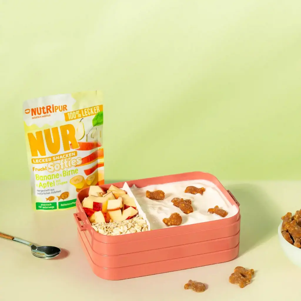 Bild zeigt die NUR Frucht Softies Banane, Birne & Apfel mit Crispies als Schulsnack in einer Brotdose