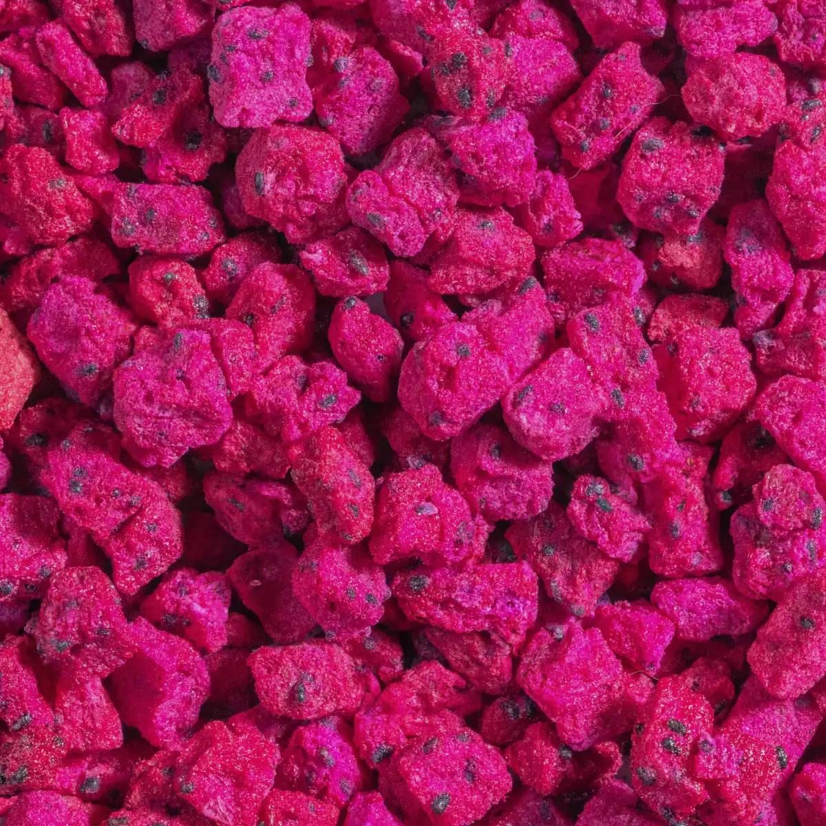 Ein Bild zeigt eine Makroaufnahme der gefriergetrockneten Drachenfrüchte von Nutripur