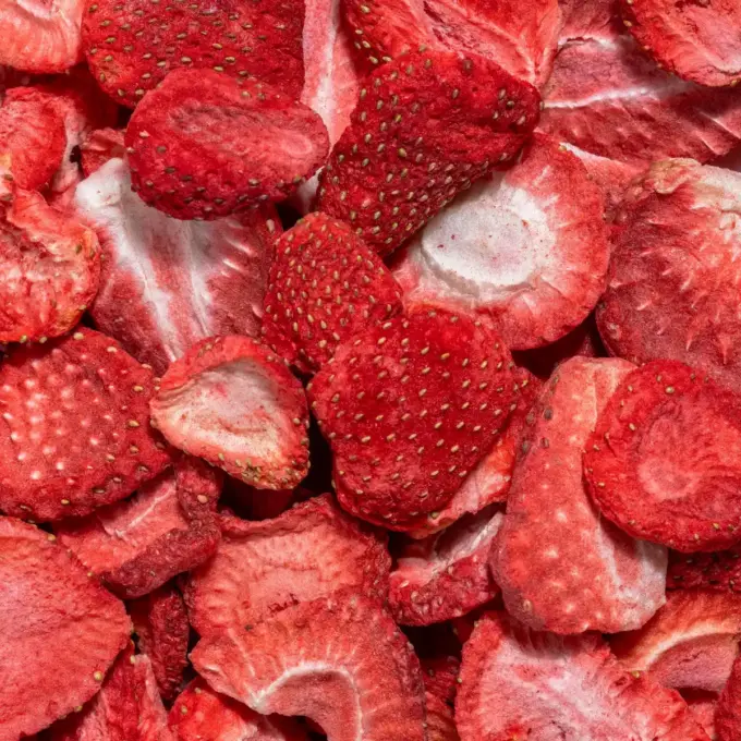 Ein Bild zeigt eine Makroaufnahme der gefriergetrockneten Erdbeeren in Scheiben von NutriPur