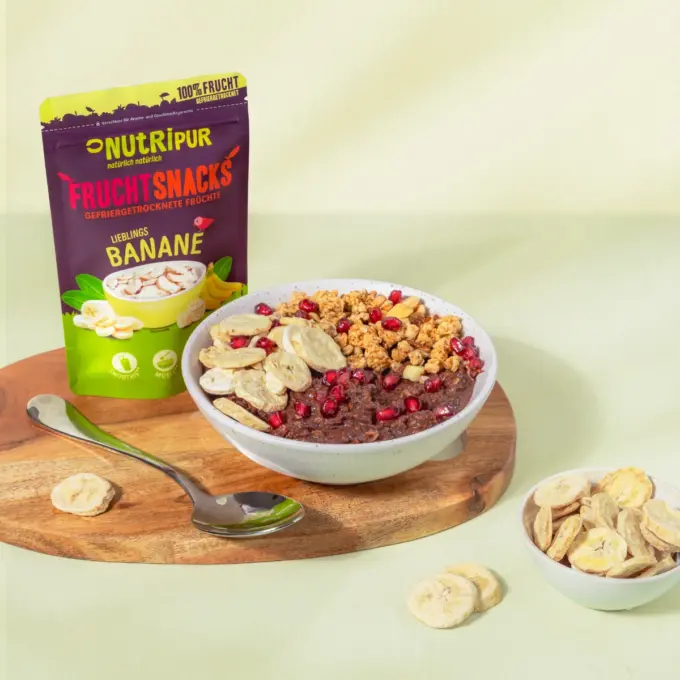 Bild zeigt gefriergetrocknete Bananen im Müsli