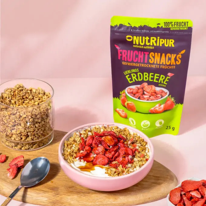 Bild zeigt gefriergetrocknete Erdbeeren in Scheiben im Müsli