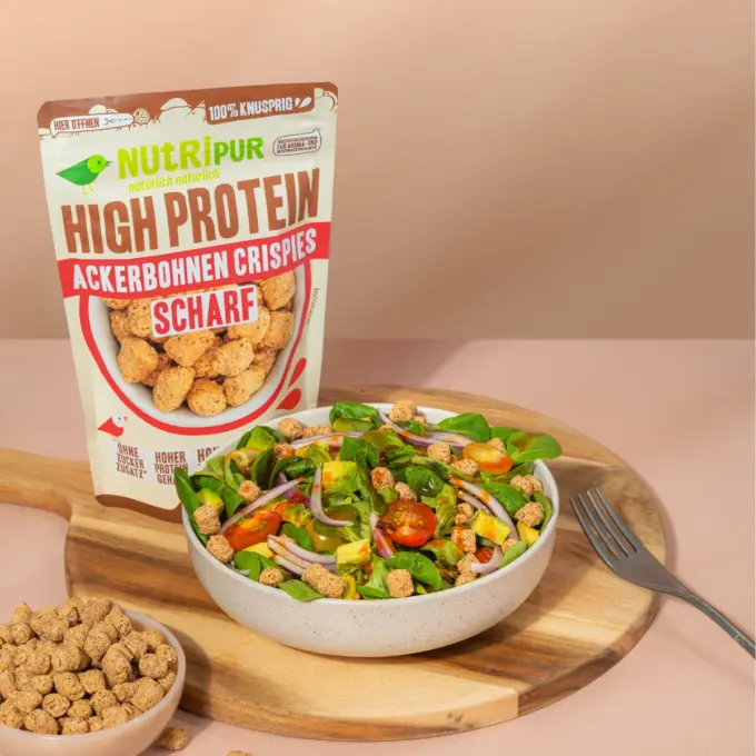 Bild zeigt scharfen Ackerbohnen Crispies als Topping für Salat