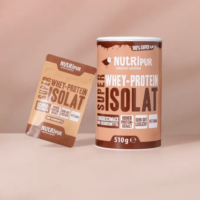 Hier ist ein Bild der von NutriPur zum Kauf angebotenen Variante des Super Isolat Whey Proteinpulvers Schoko